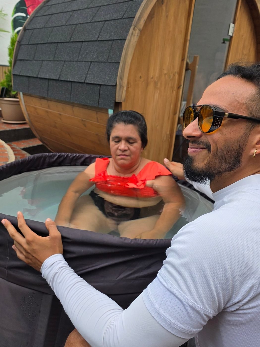 Alumna respirando con calma dentro del ice bath, frente al sauna
