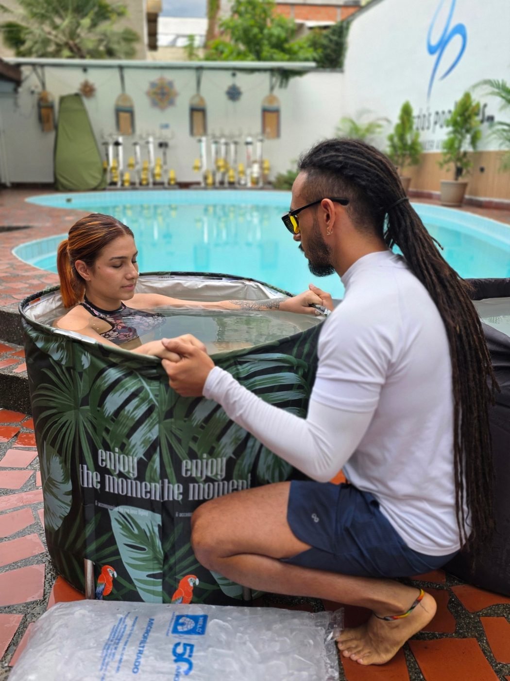 Alumna en el ice bath acompañada por el instructor, junto a la piscina de Pardo's Poolbikes