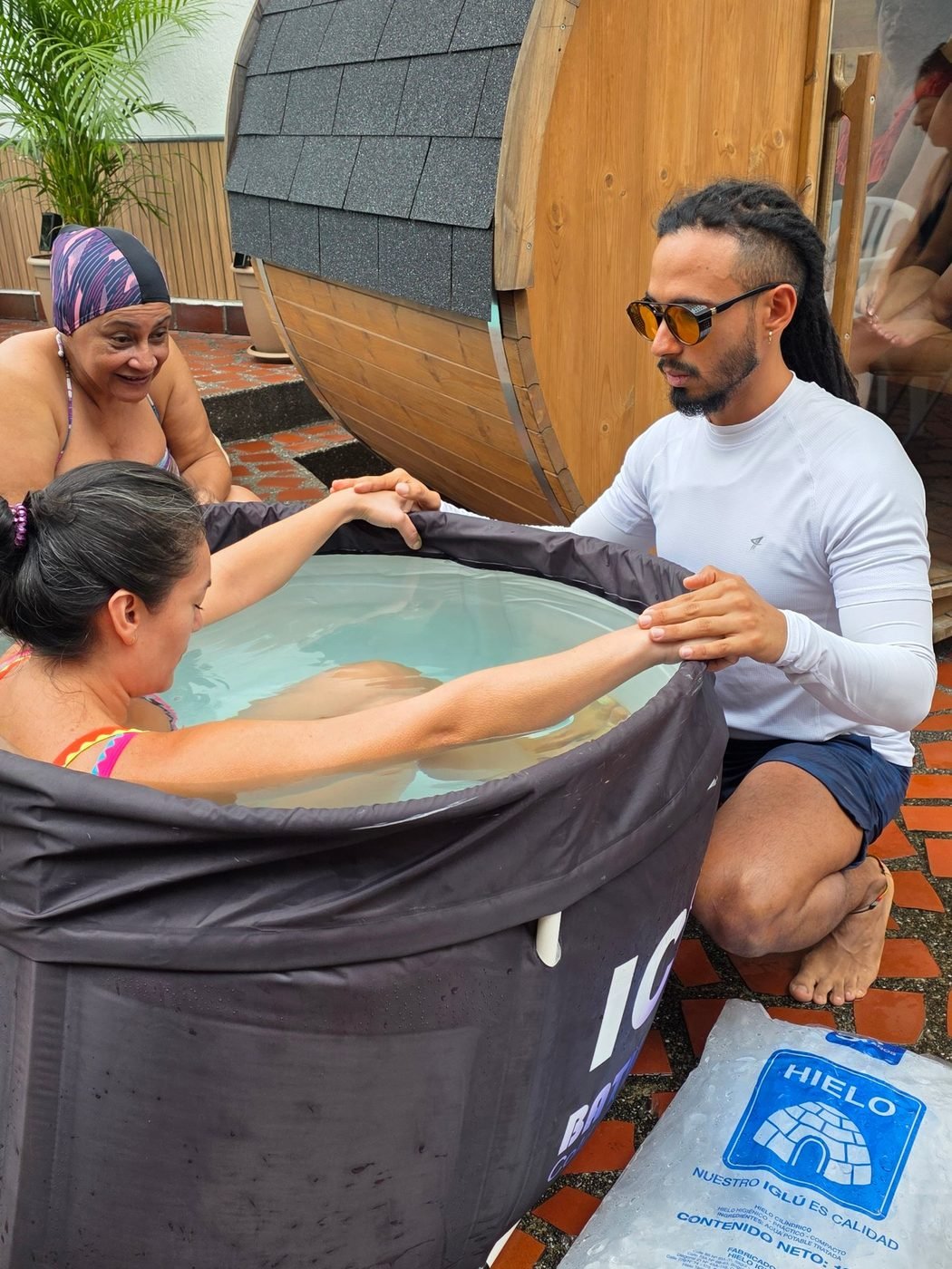 Ice bath junto al sauna finlandés, con el instructor acompañando la inmersión
