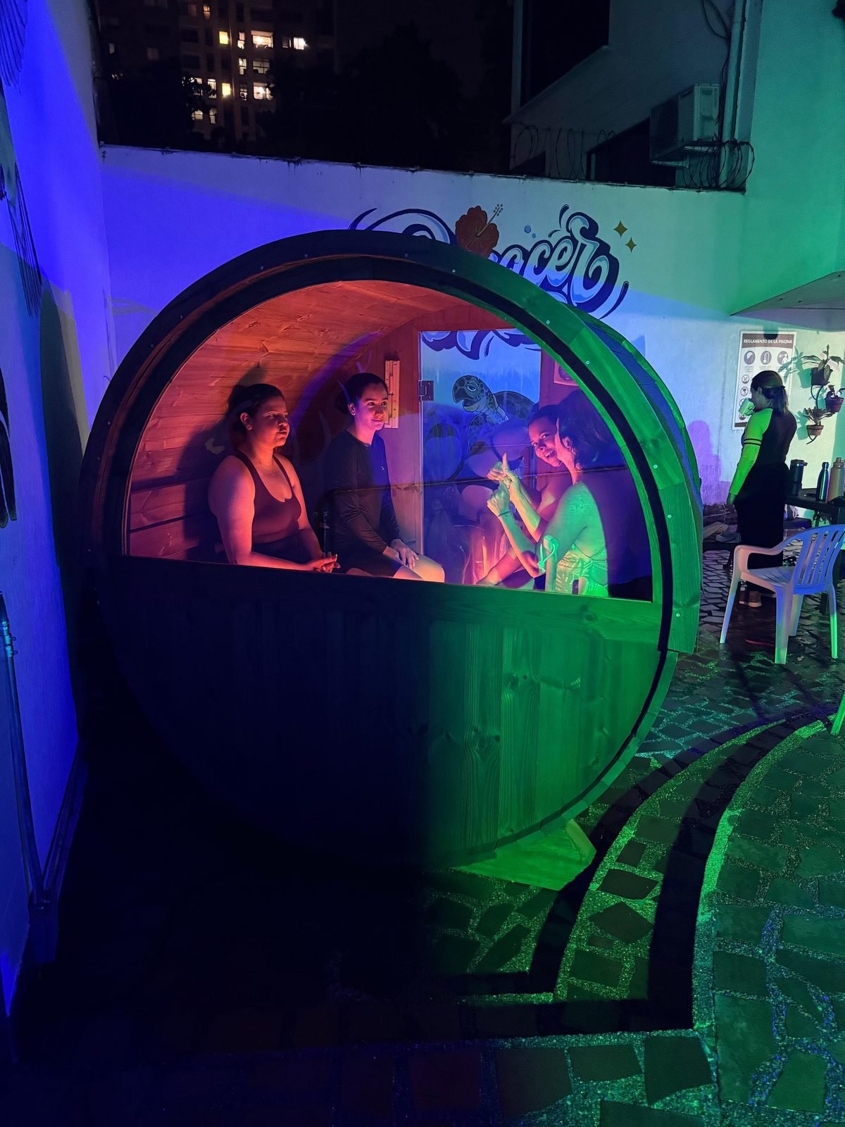 Personas dentro del sauna finlandés de barril, de noche