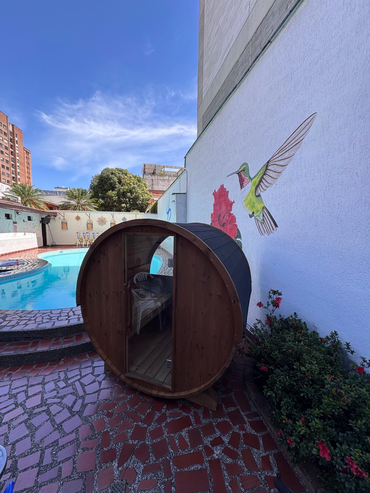 Piscina y sauna finlandés en el mismo espacio de Pardo's Poolbikes
